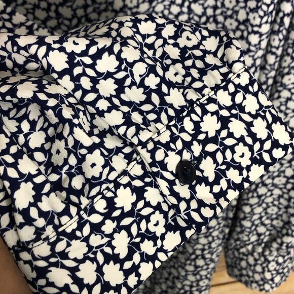 🌷5 for $25 Lark & Ro Blue and White Floral Top - Picture 5 of 11